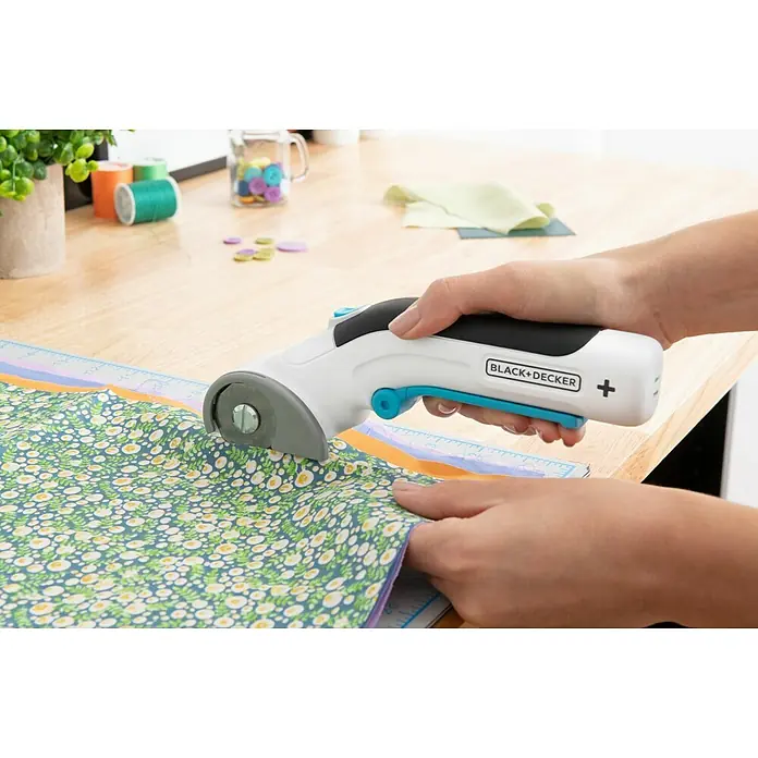 Black+Decker Cúter circular BCRC115-XJ - 3,6 V, 1,5 Ah, Iones de litio - Primer plano de un cortador BLACK+DECKER cortando tela. Haz cortes precisos para tus proyectos de costura con el cortador BLACK+DECKER.