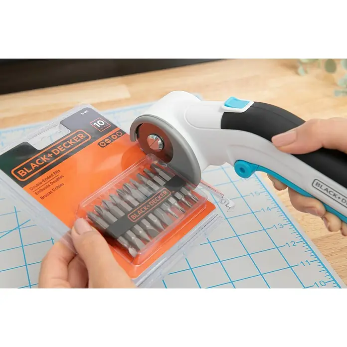 Black+Decker Cúter circular BCRC115-XJ - 3,6 V, 1,5 Ah, Iones de litio - Primer plano de un juego de puntas de doble extremo Black+Decker que se abre con una herramienta de corte rotativa en un taller.