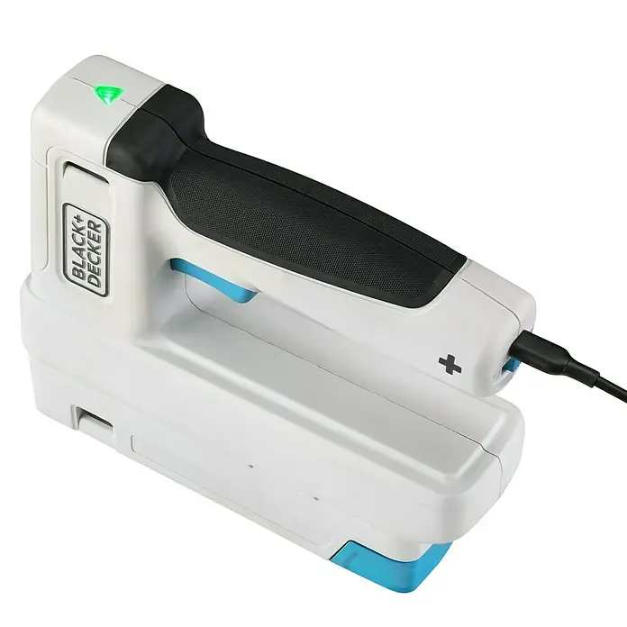 Black+Decker Grapadora de batería BCN115-XJ-Li - 3,6 V, 1 batería, 1,5 Ah - La imagen muestra una grapadora eléctrica Black+Decker blanca con mango negro y detalles azules, ideal para proyectos de bricolaje.