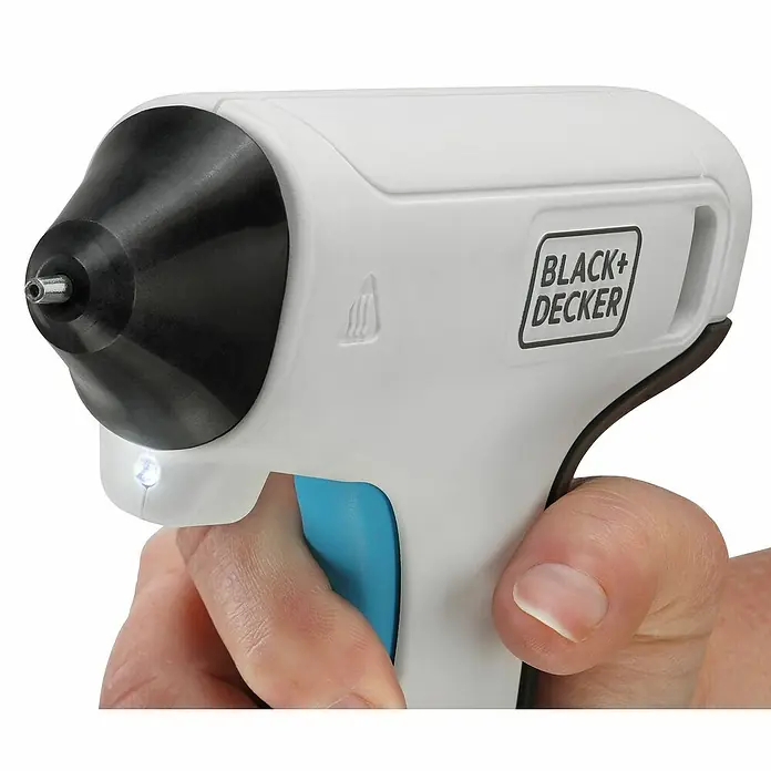 Black+Decker Pistola termoencoladora con batería BCGL115 3,6V-Li - 3,6 V - Primer plano de una pistola de pegamento caliente BLACK+DECKER en la mano, ideal para manualidades y reparaciones rápidas.