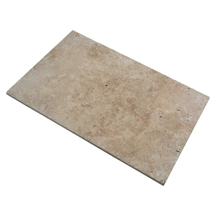 Antikmarmorfliese Travertin Chiaro - 40,6 x 61 cm, Beige, Matt - Nahaufnahme einer einzelnen beigen Travertinfliese mit natürlichen Mustern und Texturen auf einem schwarzen Hintergrund.
