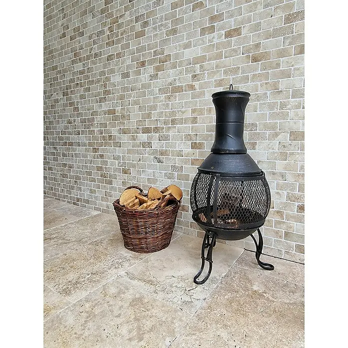 Antikmarmorfliese Travertin Chiaro - 40,6 x 61 cm, Beige, Matt - Korb mit Holz neben einem schwarzen Kamin auf Steinfliesen vor einer Ziegelwand.