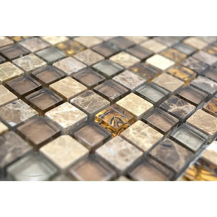 Mosaikfliese Quadrat Crystal Mix XCM M790 - 30,5 x 32,2 cm, Beige, Glänzend - Nahaufnahme von quadratischen Mosaikfliesen in verschiedenen Braun- und Beigetönen, ideal für stilvolle Wand- und Bodengestaltungen.