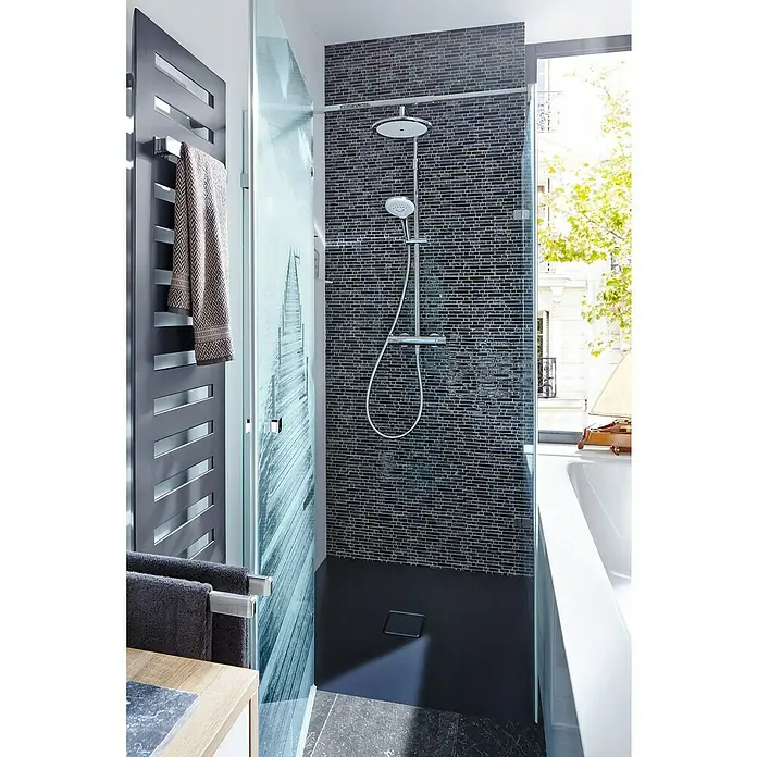 Mosaikfliese Verbund Crystal Mix XIC V1328 - 29,8 x 30,5 cm, Schwarz, Glänzend - Modernes Badezimmer mit einer begehbaren Dusche, die mit Mosaikfliesen und einer Glastrennwand ausgestattet ist, neben einem beheizten Handtuchhalter.