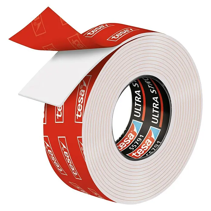 Tesa Cinta de doble cara Powerbond Ultra Fuerte - 19 mm x 1,5 m, Transparente - Primer plano de un rollo de cinta de doble cara Tesa Ultra Strong, con un soporte rojo y un revestimiento protector blanco.