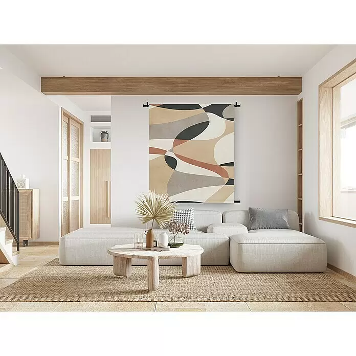 Wandbild Textil - Modern, B x H: 120 x 140 cm, Polyester - Großer abstrakter, geometrischer Wandteppich in Erdtönen und Schwarz, als Wanddekoration über einem Sofa montiert.