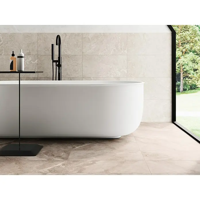 Domicil Wandfliese Stone Art - 30 x 60 cm, Beige, Glänzend - Elegante freistehende Badewanne mit stilvoller Armatur und praktischem Beistelltisch, perfekt für ein modernes Badezimmerdesign mit Natursteinfliesen.