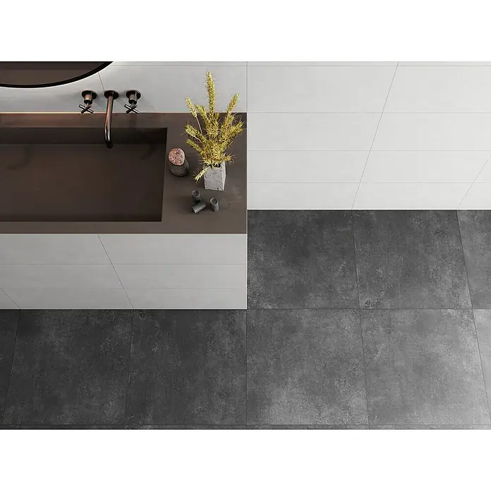 Domicil Feinsteinzeugfliese Living Concrete Urban - 60 x 60 cm, Anthrazit, Matt - Draufsicht auf ein modernes Badezimmer mit Waschbecken, Armaturen, Dekoration und Fliesen in Weiß und Grau. Elegantes Baddesign mit stilvollen Elementen.