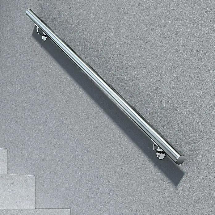 Dolle Handlauf-Set PS 050 - Aluminium, Silber, Glänzend, Länge: 150 cm - Eine moderne Edelstahl-Handlaufstange für Treppen, die an einer grauen Wand befestigt ist. Das schlichte Design bietet Sicherheit und Eleganz.