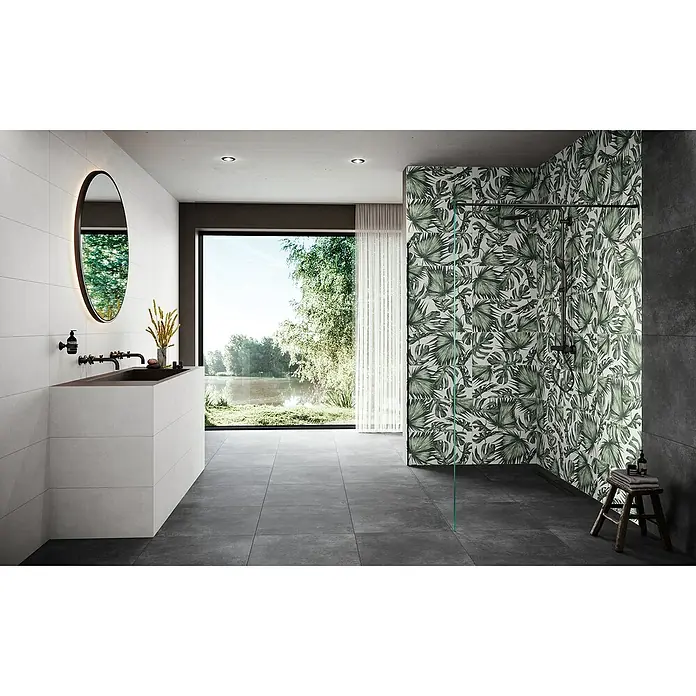 Domicil Feinsteinzeugfliese Living Concrete Urban - 60 x 60 cm, Anthrazit, Matt - Badezimmer mit modernem Waschtisch, Spiegel und begehbarer Dusche mit Pflanzenmuster für ein stilvolles Ambiente.