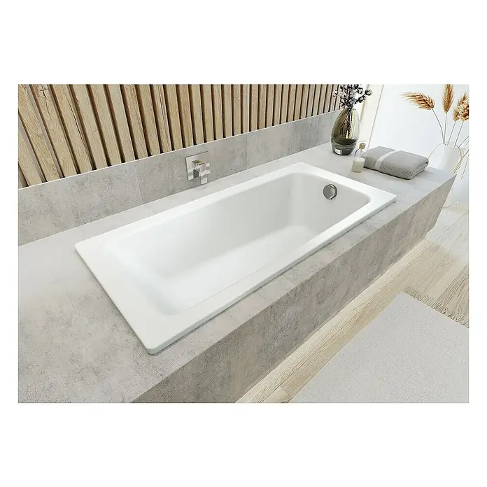 Kaldewei Badewanne Cayono - 170 x 75 cm, Stahl-Email, Alpinweiß - Einbau-Badewanne in einem modernen Badezimmer mit grauen Fliesen und Holzwand. Handtuch und Dekorationen sind auf dem Badewannenrand platziert.