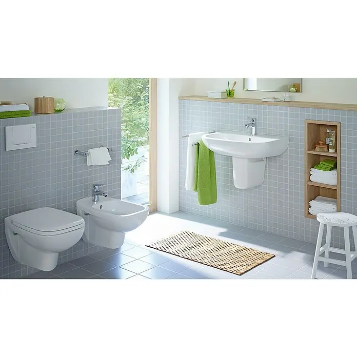 Duravit D-Code Waschtisch - 55 x 43 cm, Ohne Spezialglasur, Hahnloch: Mitte, Mit Überlauf, Weiß - Das moderne Badezimmerdesign zeigt eine wandhängende Toilette, Bidet und Waschbecken. Die hellen Fliesen und das natürliche Licht sorgen für eine angenehme Atmosphäre.