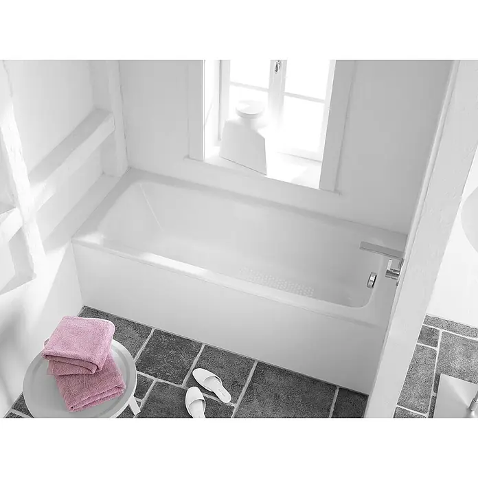 Kaldewei Badewanne Cayono - 170 x 75 cm, Stahl-Email, Alpinweiß - Ein Badezimmer mit einer weißen Badewanne, grauen Fliesen und rosa Handtüchern. Die Badewanne steht im Mittelpunkt des Raumes.