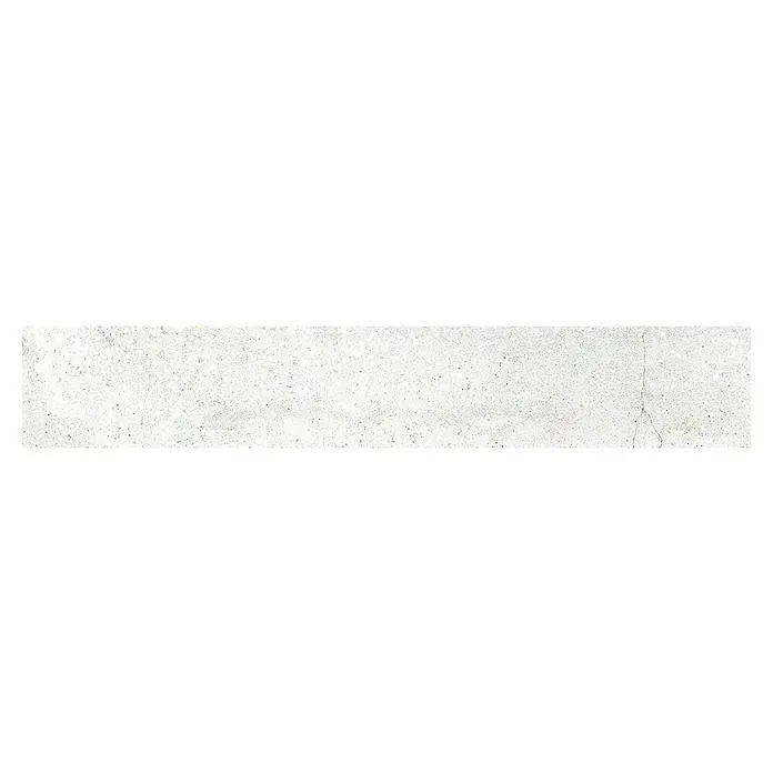 Sockelfliese Bond - 10 x 60 cm, Weiß, Matt - Weißer Beton-Hintergrund mit subtiler Textur und minimalistischem Design, ideal für moderne und industrielle Projekte.