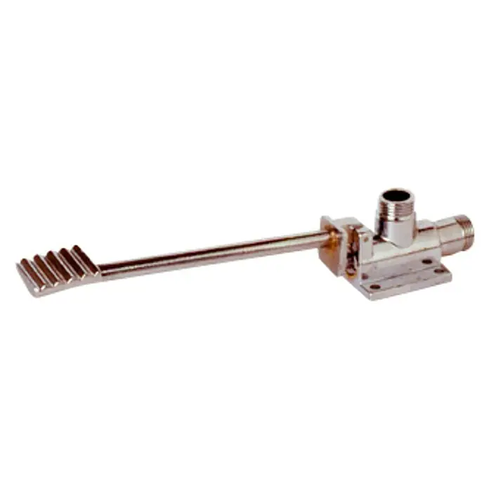Grifo de pedal 1 agua - Latón - Esta imagen muestra un grifo de válvula de agua de pedal, construido de metal cromado con varios puertos de conexión.