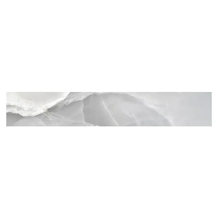 Sockelfliese Palace Grey - 10 x 60 cm, Hellgrau, Glänzend - Ein Detailbild einer Onyx-Marmorplatte in Grautönen, die eine elegante und natürliche Textur aufweist. Ideal für luxuriöse Innenraumgestaltung.