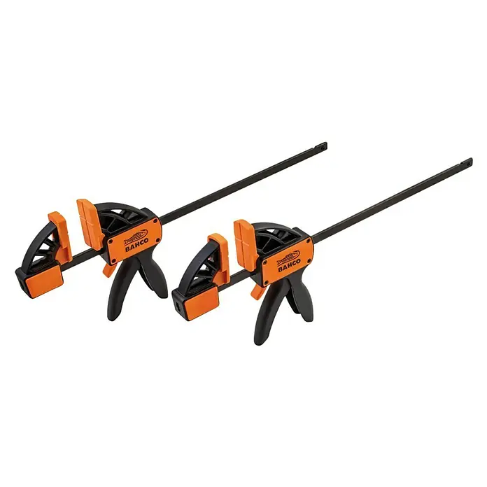 Bahco Einhandzwinge QC-300A-2P - Spannweite: 300 mm - Zwei Bahco Einhandzwingen. Die Zwingen sind schwarz und orange. Sie werden zum Fixieren von Werkstücken beim Verkleben oder Verschrauben verwendet.
