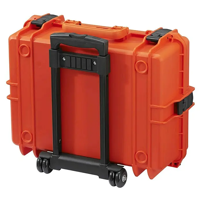 Wasserdichter Koffer MAX505TR - L x B x H: 555 x 445 x 258 mm, Mit Würfelschaumstoffeinlage, Ausziehbarer Trolley, Orange, Kunststoff - Orangefarbener Trolley-Koffer mit schwarzem Griff und Rädern vor schwarzem Hintergrund.