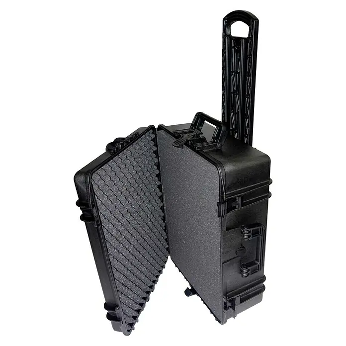 Wasserdichter Koffer MAX540TR - L x B x H: 604 x 473 x 225 mm, Mit Würfelschaumstoffeinlage, Ausziehbarer Trolley, Schwarz, Kunststoff - Schwarzer Schutzkoffer mit Noppenschaumstoffeinlage, geöffnet dargestellt, für sicheren Transport von Geräten.