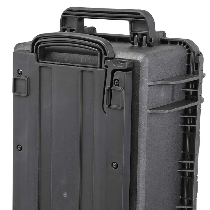 Wasserdichter Koffer MAX540TR - L x B x H: 604 x 473 x 225 mm, Ohne Schaumstoffeinlage, Ausziehbarer Trolley, Schwarz, Kunststoff - Nahaufnahme eines robusten, schwarzen Gerätekoffers mit Tragegriff und Verschlussmechanismus für sicheren Transport.