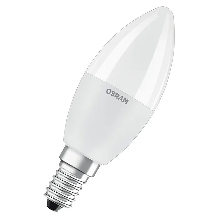 Osram LED-Lampen Set Kerzenform E14 2er Set mit Fernbedienung und Farbsteuerung - E14, Dimmbar, RGBW, 470 lm, 4,9 W - Nahaufnahme einer OSRAM LED-Lampe in Kerzenform mit weißem Lampenkörper und silbernem Sockel vor schwarzem Hintergrund.