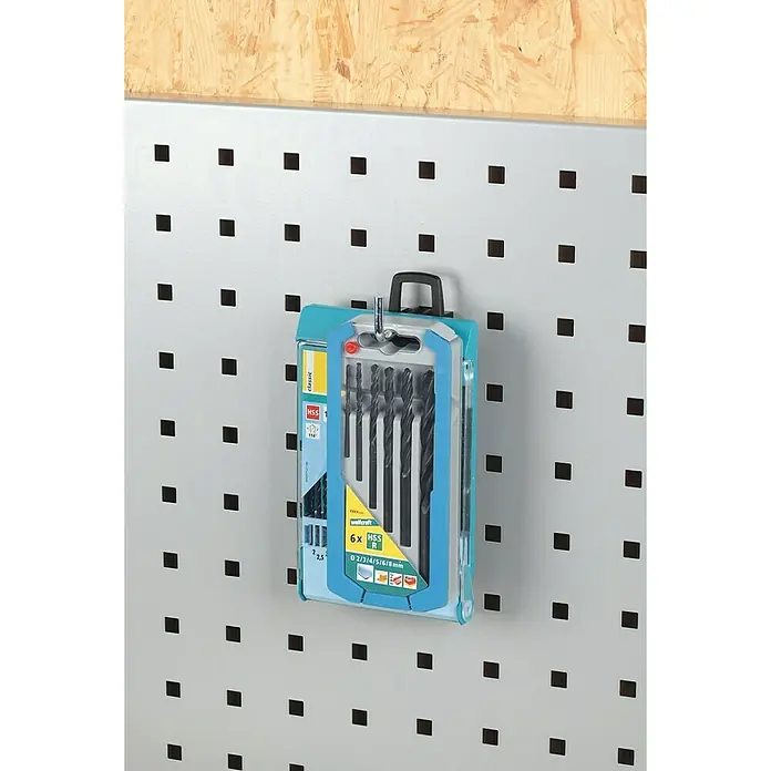 Gancho para panel perforado - Largo: 5 cm, 5 pzs. - Un juego de seis brocas para metal Wolfcraft HSS-R en un paquete azul colgado en una pared de herramientas.