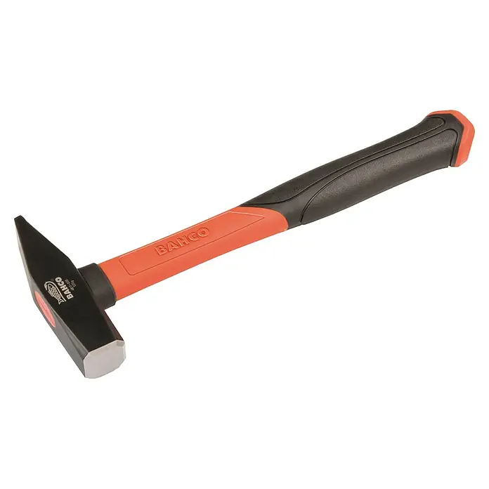 Bahco Schlosserhammer 481F-500 - 500 g, Glasfaser - Nahaufnahme eines BAHCO Schlosserhammers mit rotem Griff und schwarzem Kopf vor schwarzem Hintergrund.