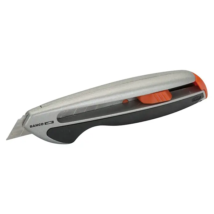 Bahco Cuttermesser KE18-01 - Klingenbreite: 18 mm, Trapezklinge - Nahaufnahme eines BAHCO Cuttermessers mit einer silbernen Klinge und einem orangefarbenen Schiebeknopf vor einem schwarzen Hintergrund.