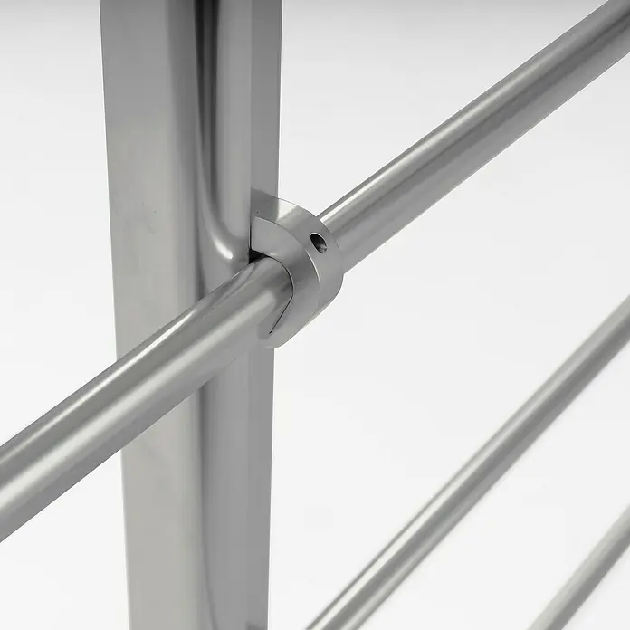 Dolle Geländer-Set PS 201 - Seitenmontage, Aluminium, Dark Grey, Länge: 150 cm - Detailansicht eines Geländers aus Edelstahl mit runden Stäben und eckigen Pfosten.