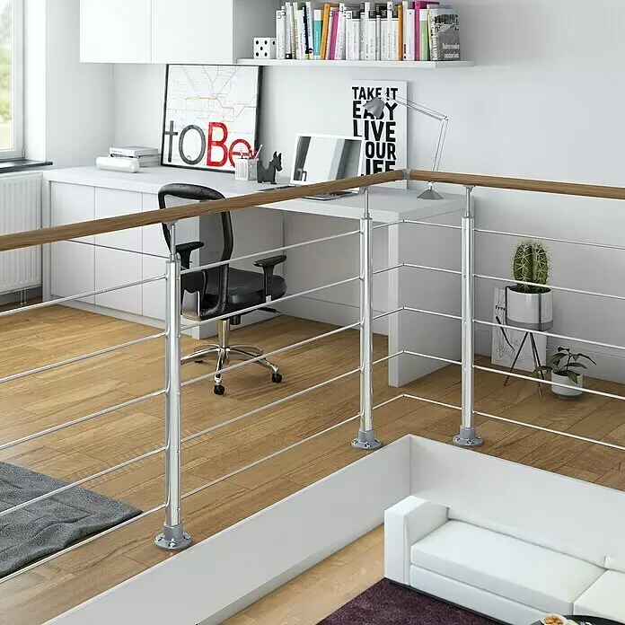 Dolle Geländer-Set PS 020 - Oberbodenmontage, Aluminium, Eiche, Länge: 150 cm - Moderne Balustrade mit hellem Holzhandlauf und glänzenden Metallpfosten, die einen mehrstufigen Innenbereich trennt.