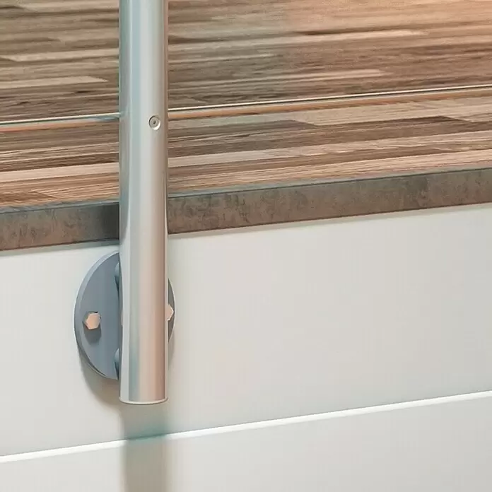 Dolle Geländer-Set PS 011 - Seitenmontage, Aluminium, Silber, Rund, Länge: 150 cm - Silberner Metallgeländerpfosten mit Horizontalstange, an einer Wand montiert mit rundem Fuß und Sechskantschrauben, neben einer Holzfläche.
