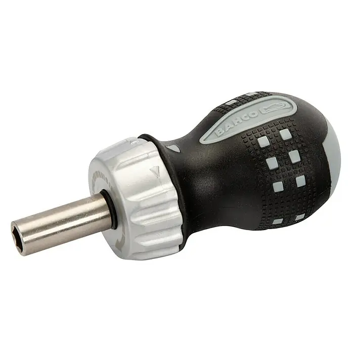 Bahco Schraubendreher Stubby mit Ratsche 808050S - Klingenlänge: 68 mm, Magnetische Spitze - Nahaufnahme eines Bahco Schraubendrehers mit kurzem Schaft und ergonomischem Griff, ideal für präzise Arbeiten auf engstem Raum.