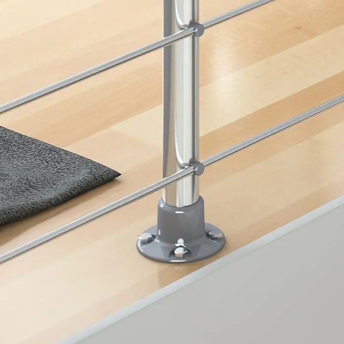 Dolle Geländer-Set PS 010 - Oberbodenmontage, Aluminium, Silber, Rund, Länge: 150 cm - Nahaufnahme eines modernen Geländerpfostens mit Stahlseilen. Das graue Fundament ist mit Schrauben befestigt.