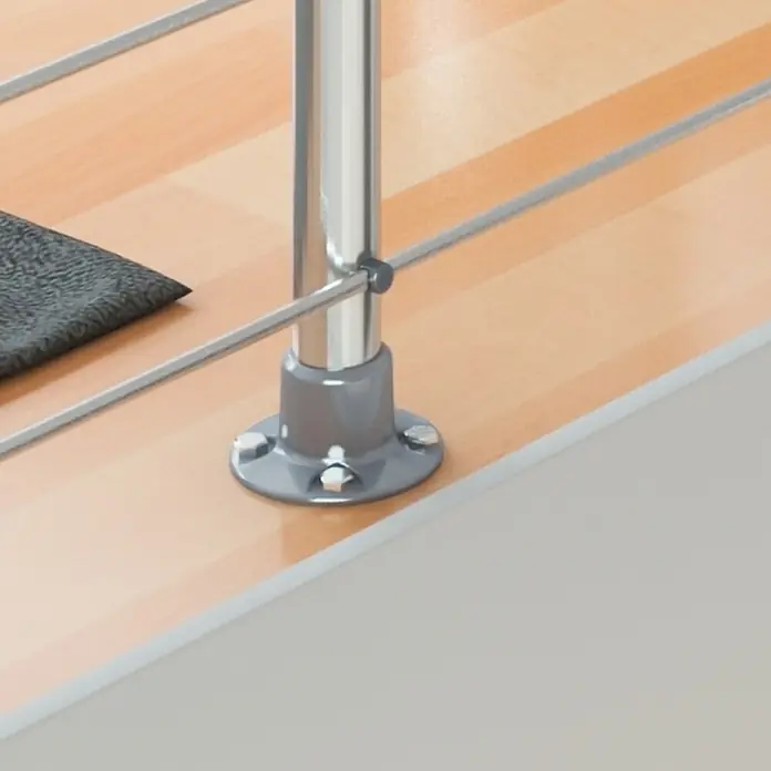 Dolle Geländer-Set PS 030 - Oberbodenmontage, Aluminium, Buche, Länge: 150 cm - Detailaufnahme eines Geländerpfostens aus Edelstahl mit grauer Bodenplatte und sichtbaren Schrauben auf einem hellen Holzboden.