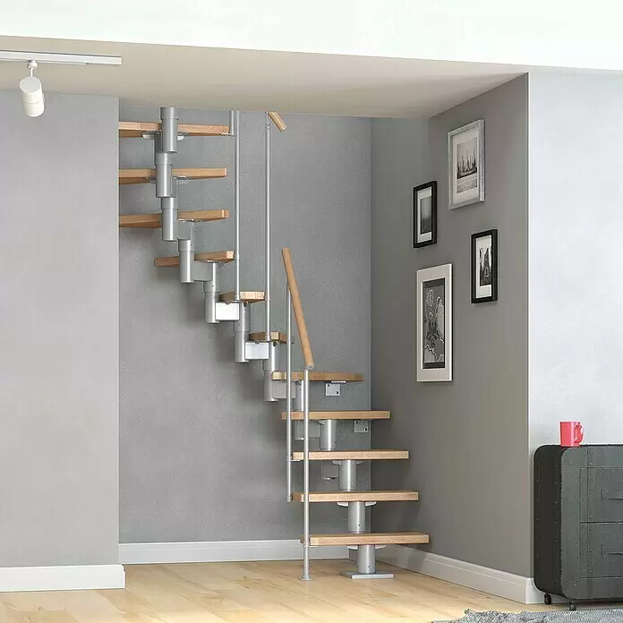 Dolle Mittelholmtreppe Dublin - Breite: 75 cm, Perlgrau, 1/2-gewendelt, Farbe Stufen: Buche Natur, Geschosshöhe: 240 cm - 292 cm, Einzelstabgeländer - Moderne Modultreppe mit hellen Holzstufen und silberner Metallkonstruktion, die zwei Ebenen in einem modernen Wohnraum verbindet.