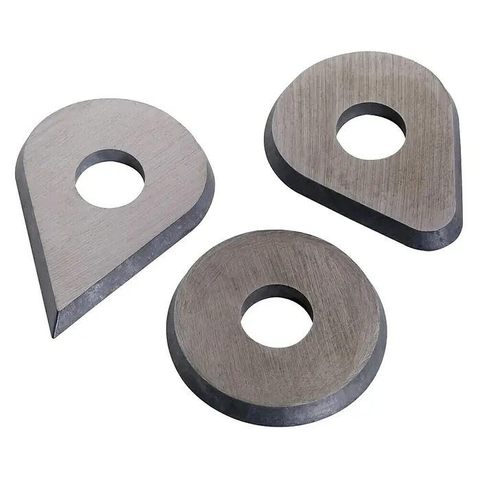 Bahco Ersatzklinge 625-PEAR - Passend für: Bahco Universalschaber 625 - 29234965 - Nahaufnahme von drei Metalllochwerkzeugen in verschiedenen Formen auf schwarzem Hintergrund.