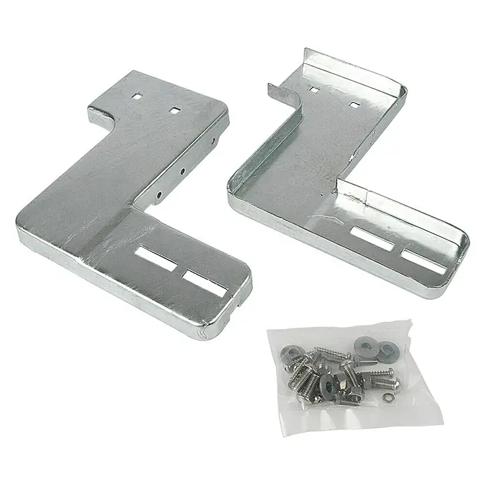 Dolle Ergänzungs-Set Gardentop Set 2 - Passend für: Dolle Außentreppe Gardentop, eine Stufe - Das Bild zeigt zwei verzinkte Winkelverbinder und eine Tüte mit Schrauben und Muttern für die Montage.