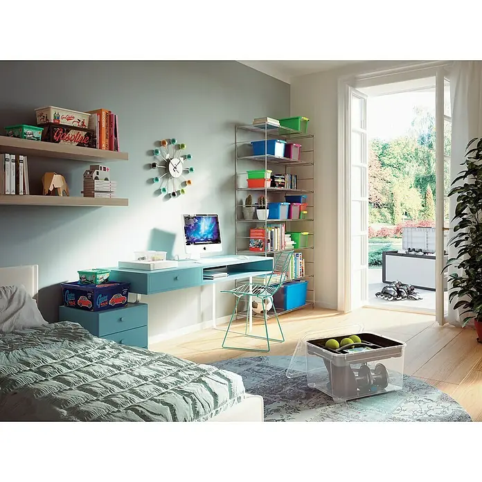 KIS Aufbewahrungsbox K LATCH - L x B x H: 59 x 39 x 28 cm, Transparent - Ein helles Jugendzimmer mit blauem Schreibtisch, Regalen und Bett. Eine durchsichtige Aufbewahrungsbox mit Sportutensilien steht im Vordergrund.