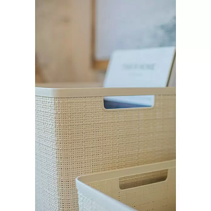 Curver Aufbewahrungsbox Jute - L x B x H: 36 x 27 x 15 cm, Kunststoff, Creme - Zwei hellbeige geflochtene Aufbewahrungskörbe, ein größerer mit einem Buch, ein kleinerer davor sichtbar.