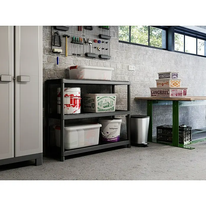 KIS Aufbewahrungsbox K LATCH - L x B x H: 39 x 29 x 18 cm, Transparent - Aufnahme eines Garagenraums mit einem grauen Regal mit verschiedenen Aufbewahrungsbehältern, einem Mülleimer und einem Werkzeugbrett an der Wand.