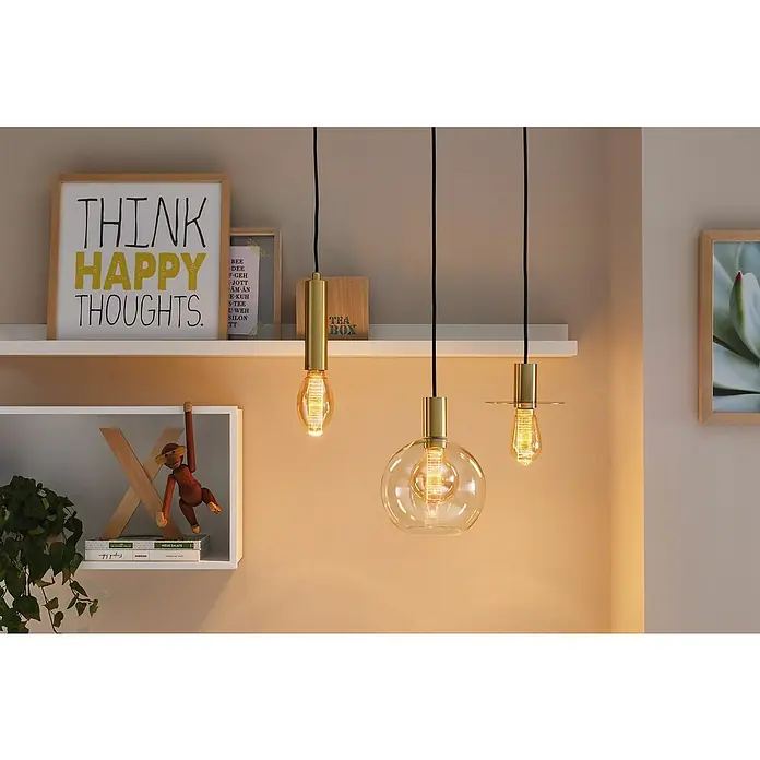 Paulmann Bombilla LED Paulmann Vintage Anillo - E27, No regulable, Blanco cálido, 230 lm, 4 W, Gota - Escena interior con tres elegantes lámparas colgantes con detalles dorados, que emiten una luz cálida y crean un ambiente acogedor.