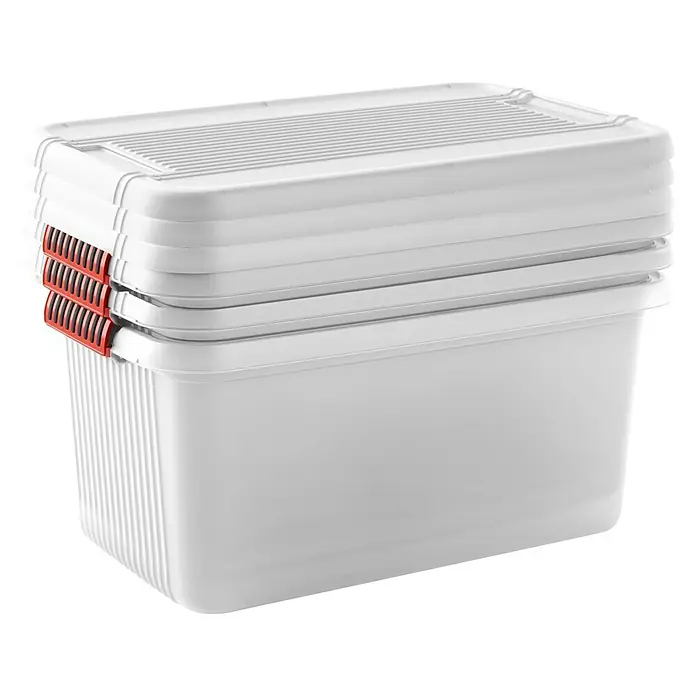KIS Aufbewahrungsbox K LATCH - L x B x H: 59 x 39 x 28 cm, Transparent - Stapel von drei weißen Kunststoff-Aufbewahrungsboxen mit roten Clipverschlüssen auf einem schwarzen Hintergrund.