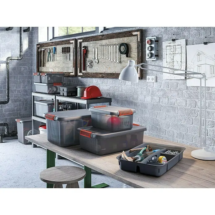 KIS Aufbewahrungsbox K LATCH - L x B x H: 59 x 39 x 18 cm, Grau - Produktaufnahme eines Werkstattbereichs mit grau-orangenen Werkzeugkisten und einer Werkzeugablage auf einem Holztisch, ideal zur Werkzeugorganisation.