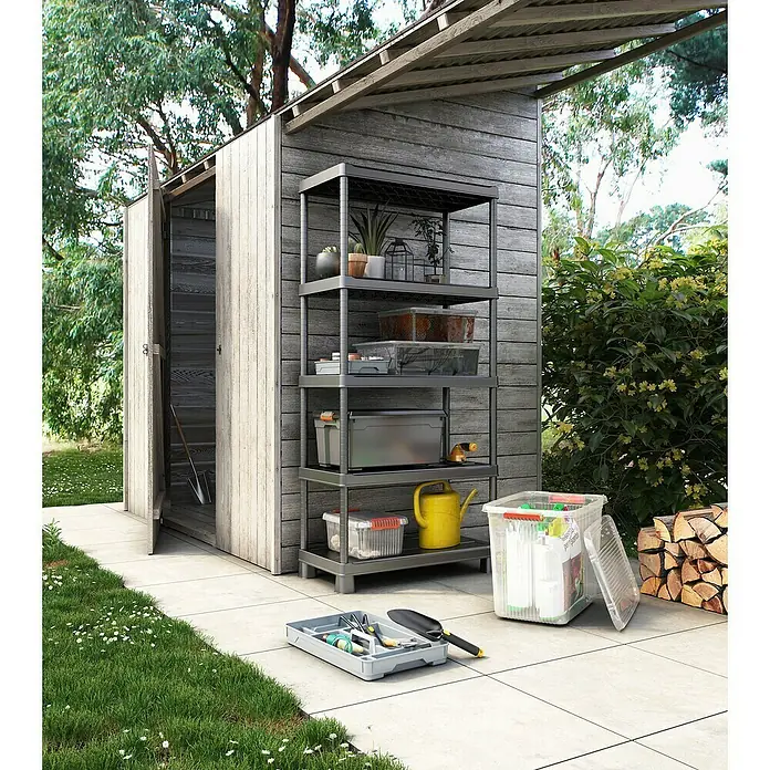 KIS Aufbewahrungsbox K LATCH - L x B x H: 59 x 39 x 18 cm, Grau - Ein grauer Gartenschrank mit einem Regal voller Gartengeräte und Aufbewahrungsboxen steht auf einer gepflasterten Fläche im Garten.