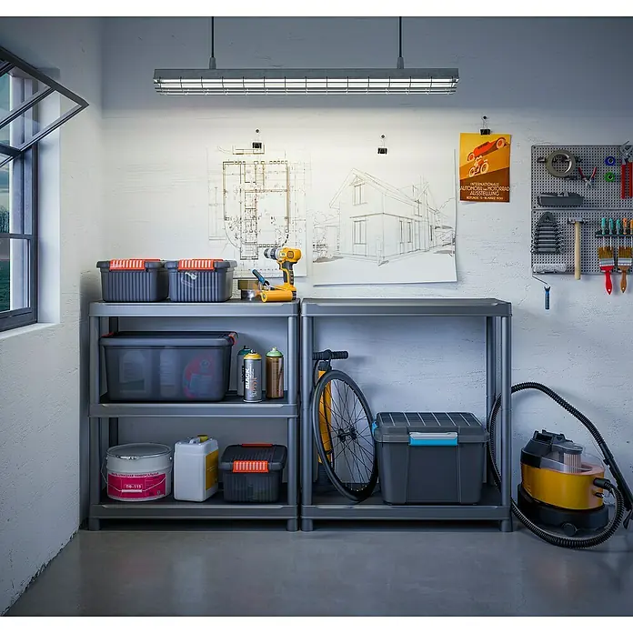 KIS Aufbewahrungsbox K LATCH - L x B x H: 59 x 39 x 45 cm, Grau - Werkstatt-Szene mit Regalen, Werkzeug und Geräten. Die grauen Regale beherbergen Boxen, Farbe und ein Fahrrad. Beleuchtung und Werkzeugwand.