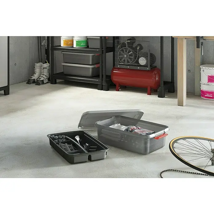 KIS Aufbewahrungsbox K LATCH - L x B x H: 59 x 39 x 18 cm, Grau - Graue Kunststoffboxen mit Zubehör und Deckel im Kellerraum. Ideal für die Lagerung und Organisation von Werkzeugen.