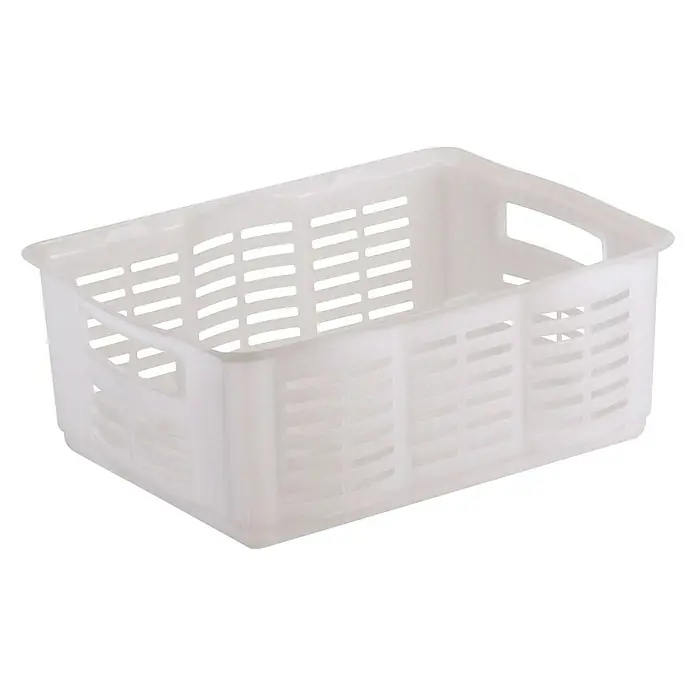 Curver Aufbewahrungsbox Multi - L x B x H: 35,1 x 25,1 x 15,6 cm, Kunststoff, Transparent - Weißer, rechteckiger Kunststoffkorb mit Griffen und Schlitzen für Belüftung und leichten Transport auf schwarzem Hintergrund.