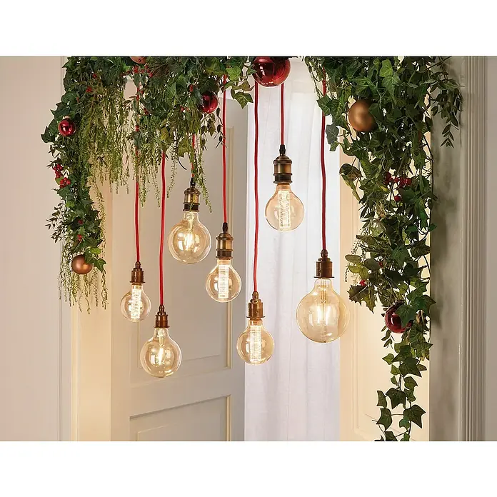 Paulmann Bombilla LED Paulmann Vintage Anillo - E27, No regulable, Blanco cálido, 230 lm, 4 W, Redonda - Decoración festiva con bombillas de cable rojo, adornada con guirnaldas verdes y bolas de Navidad rojas.