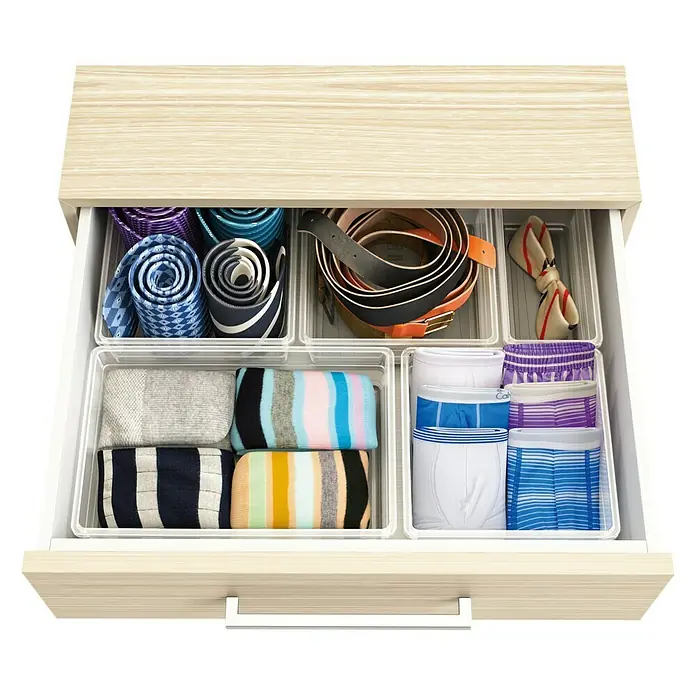 Sistemo Schubladeneinsatz - 7,5 x 7,5 x 5 cm, Transparent, Kunststoff - Schublade mit ordentlich sortierter Herrenbekleidung, inklusive Krawatten, Gürtel, Socken und Unterwäsche. Die Unterteilungen helfen Ordnung zu halten.