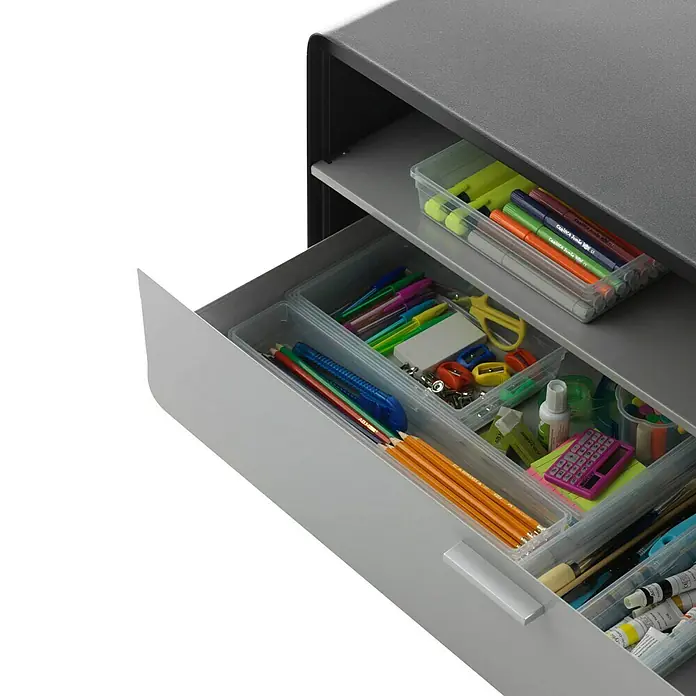 Sistemo Schubladeneinsatz - 22,5 x 7,5 x 5 cm, Transparent, Kunststoff - Ein grauer Schreibtisch mit einer Schublade voller Bürobedarf, einschließlich Stiften, Bleistiften und anderem Zubehör.